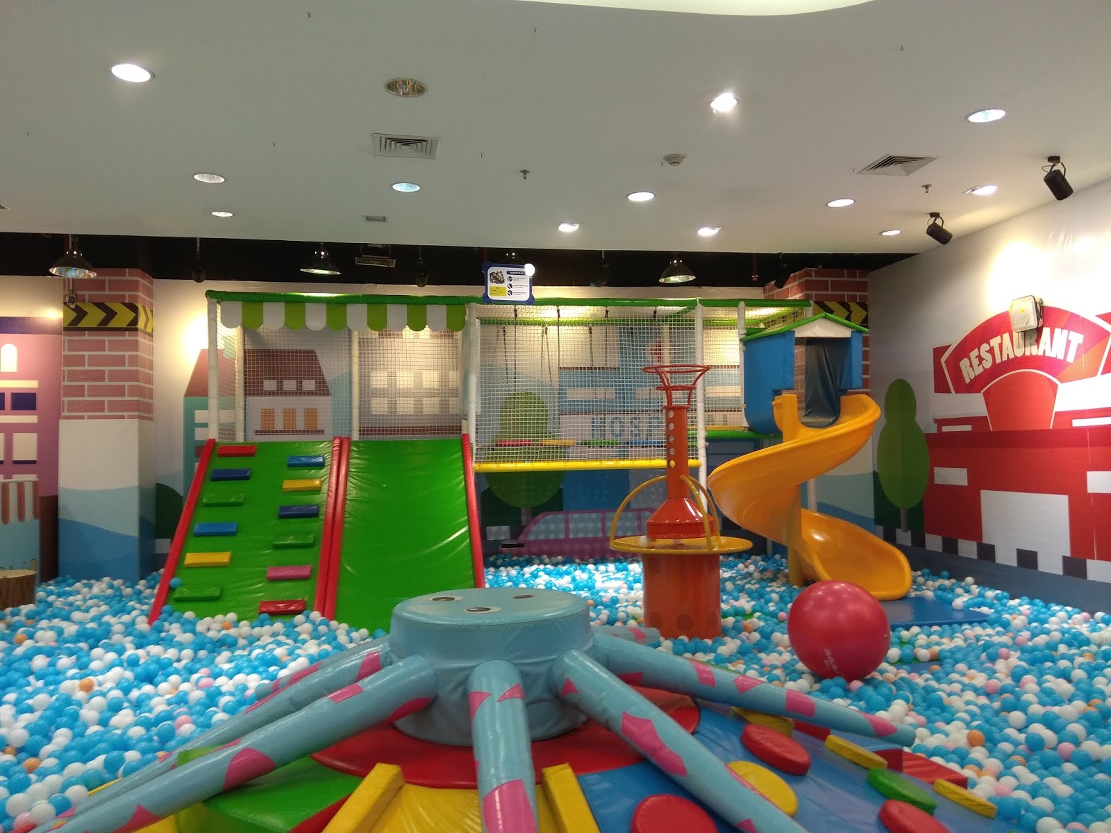 Playground indoor di Kidzilla Surabaya