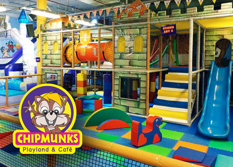 Wahana playground indoor di Chipmunk Playland and Cafe