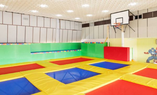 desain ruangan bermain anak trampolin indoor