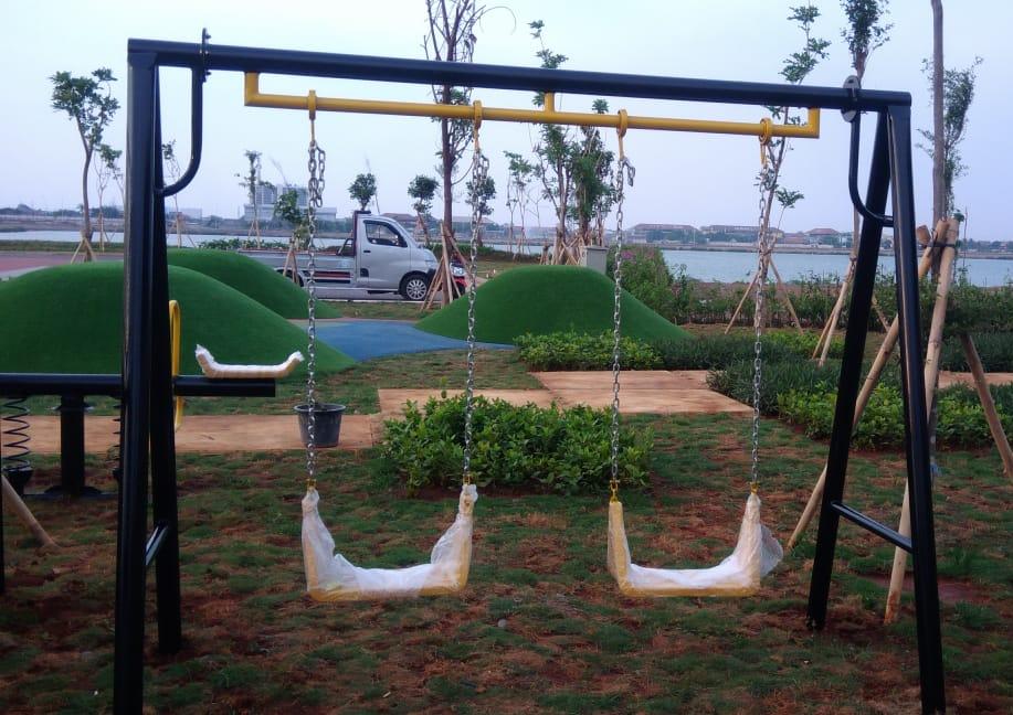 gambar perlengkapan playground ayunan outdoor