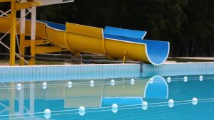 contoh gambar kolam renang anak dengan perosotan
